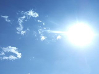 青い空と太陽